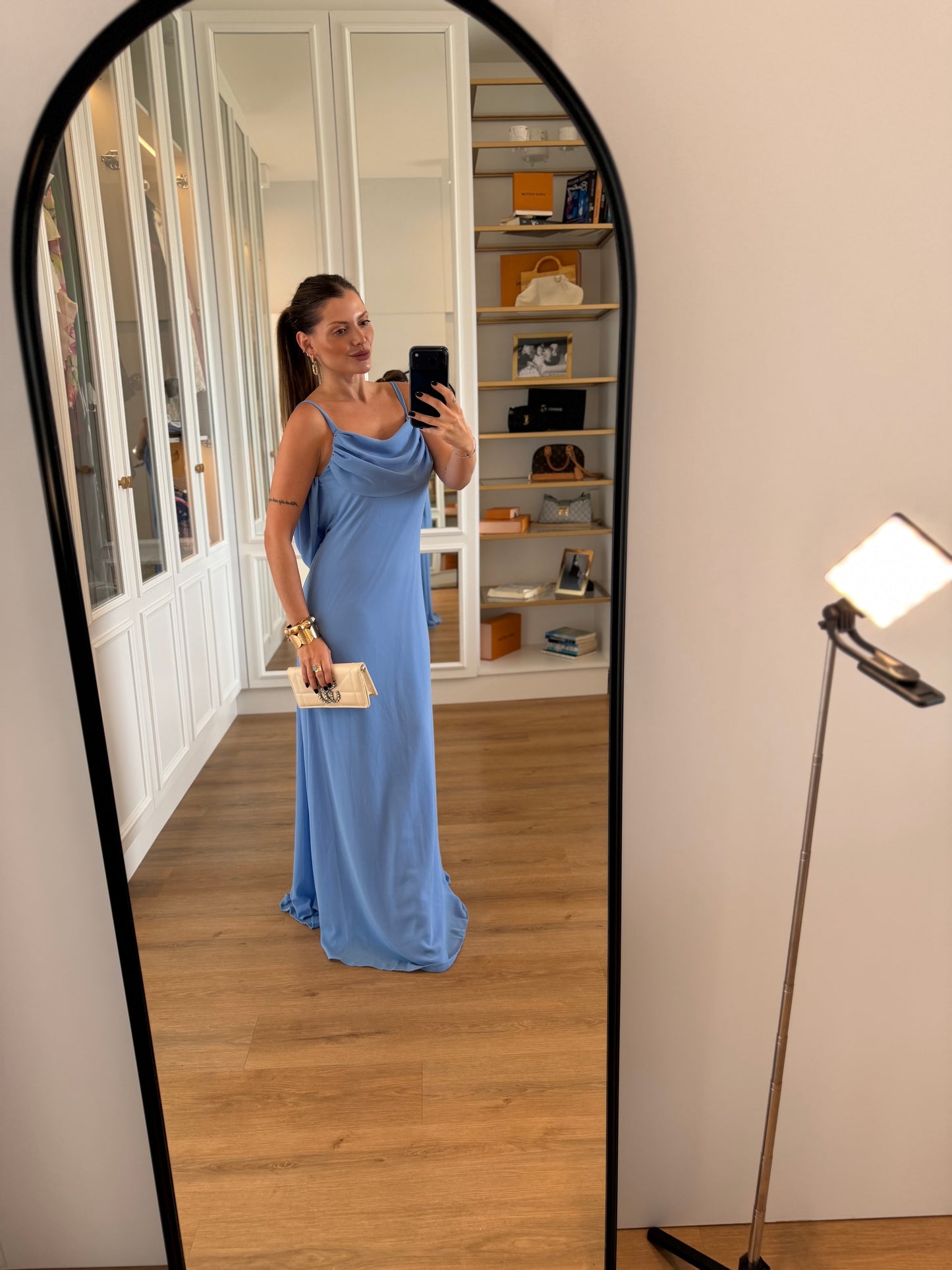 Vestido Longo Decote nas Costas com Alças Finas e Capa Fluida