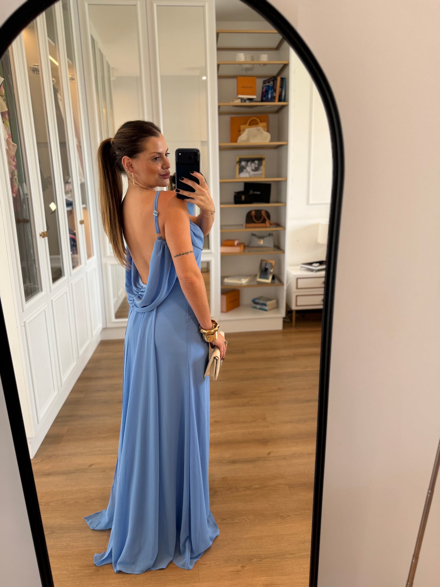 Vestido Longo Decote nas Costas com Alças Finas e Capa Fluida