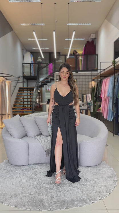 Vestido com Recortes Laterais e Fenda Frontal