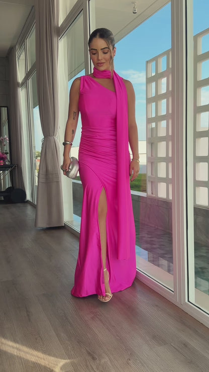 Vestido Longo Elegante com Fenda e Detalhe de Faixa