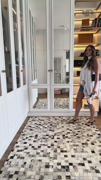 Blusa Gola Alta Assimétrica com Barra em Renda